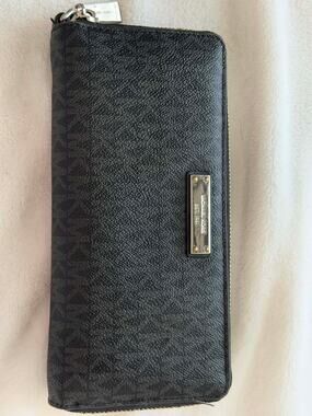 MICHAEL KORS Jet Set Travel Signature Large Zip Around Continental Wallet